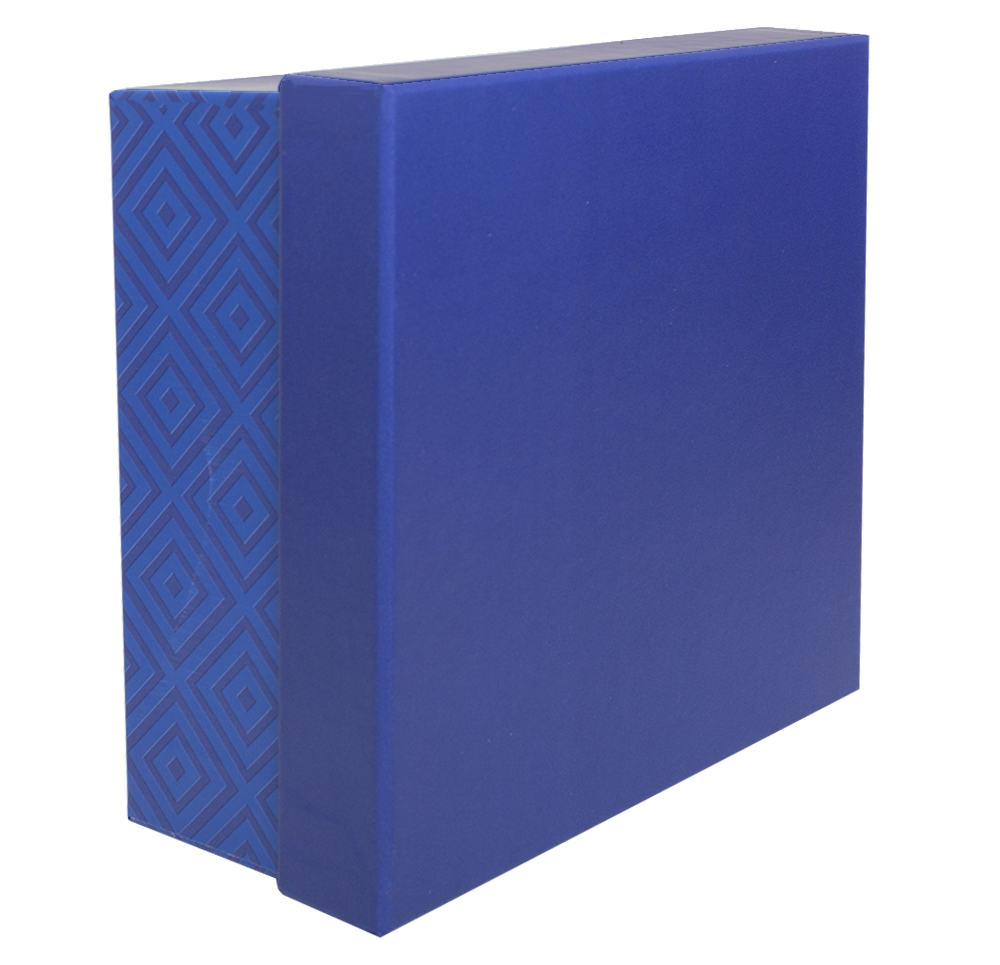 : коробка синяя с ромбами без лого