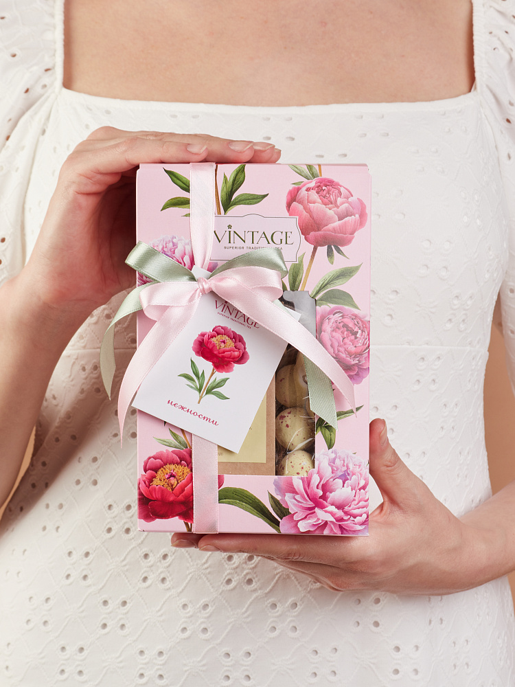 : коробка малая с окном "пионы" опт с лого 12х6,5х18,5