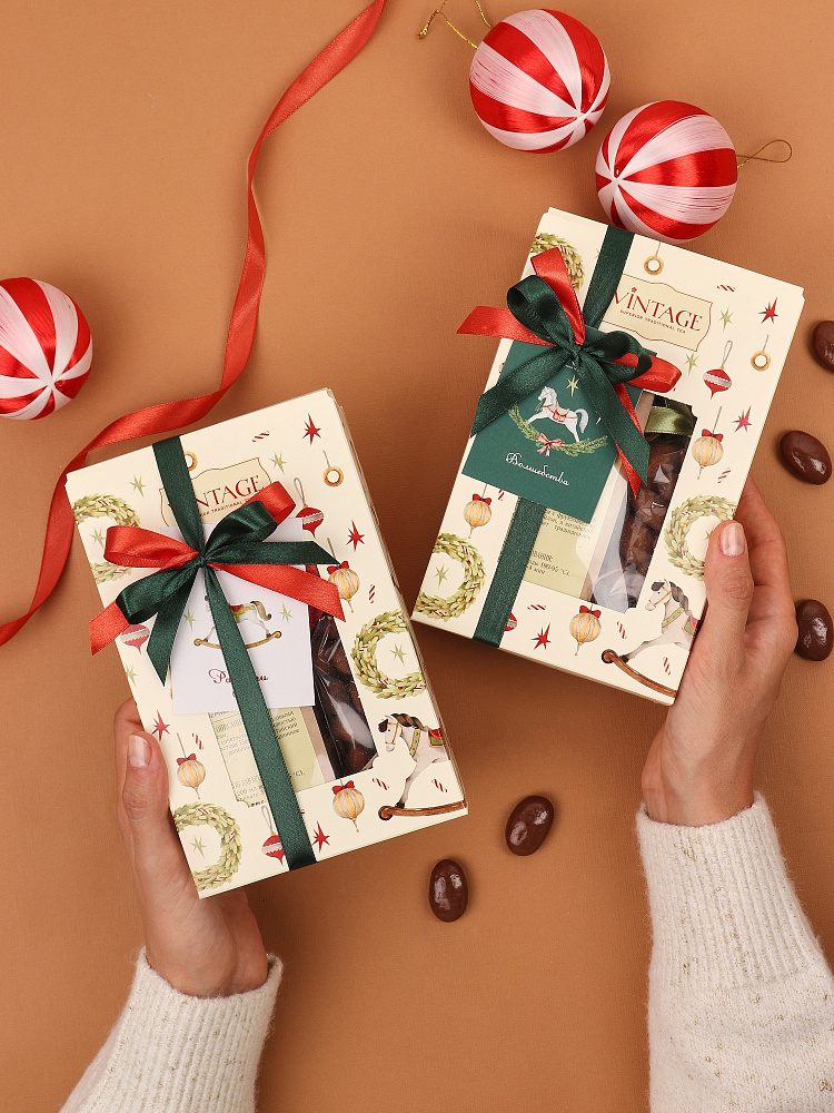 : коробка малая с окном "лошадки" опт с лого 12х6,5х18,5