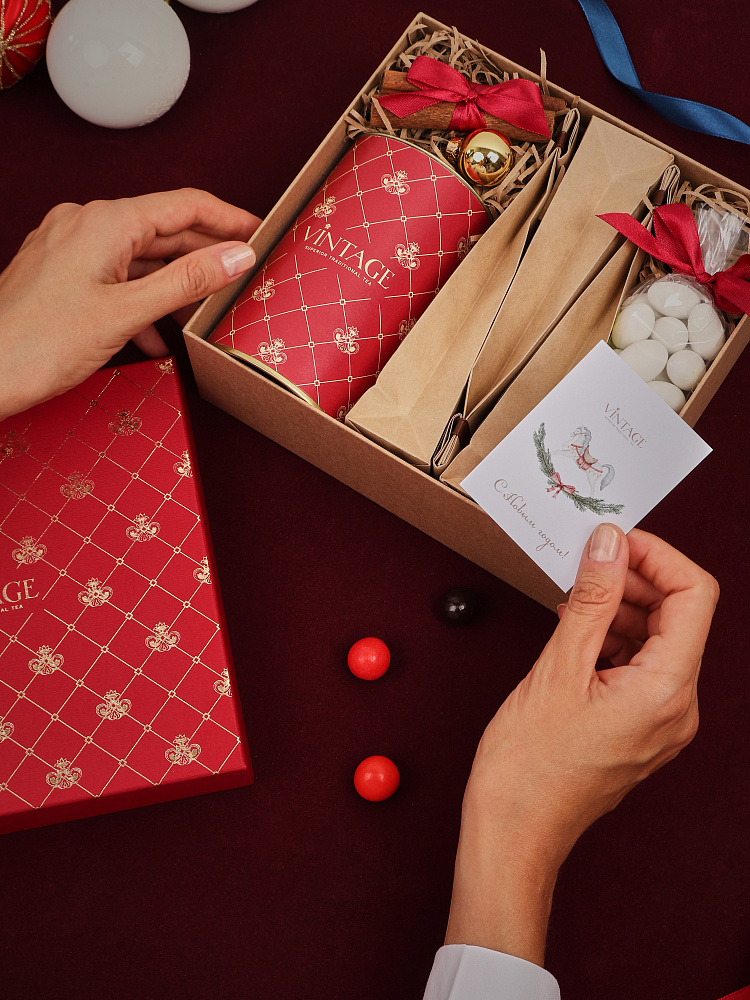 : коробка "ампир" красная опт с лого 19х18х7