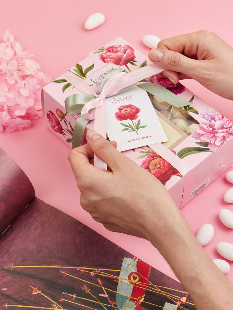 : коробка малая с окном "пионы" опт с лого 12х6,5х18,5